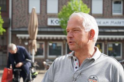 Bürgermeister Wilhelm Sendermann eröffnet das Stadtradeln.