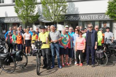 45 Radler vor dem Start auf dem Olfener Marktplatz.