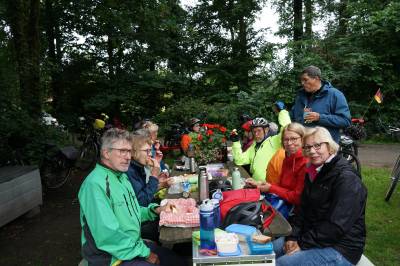 Picknickpause auf dem Weg nach Ootmarsum.