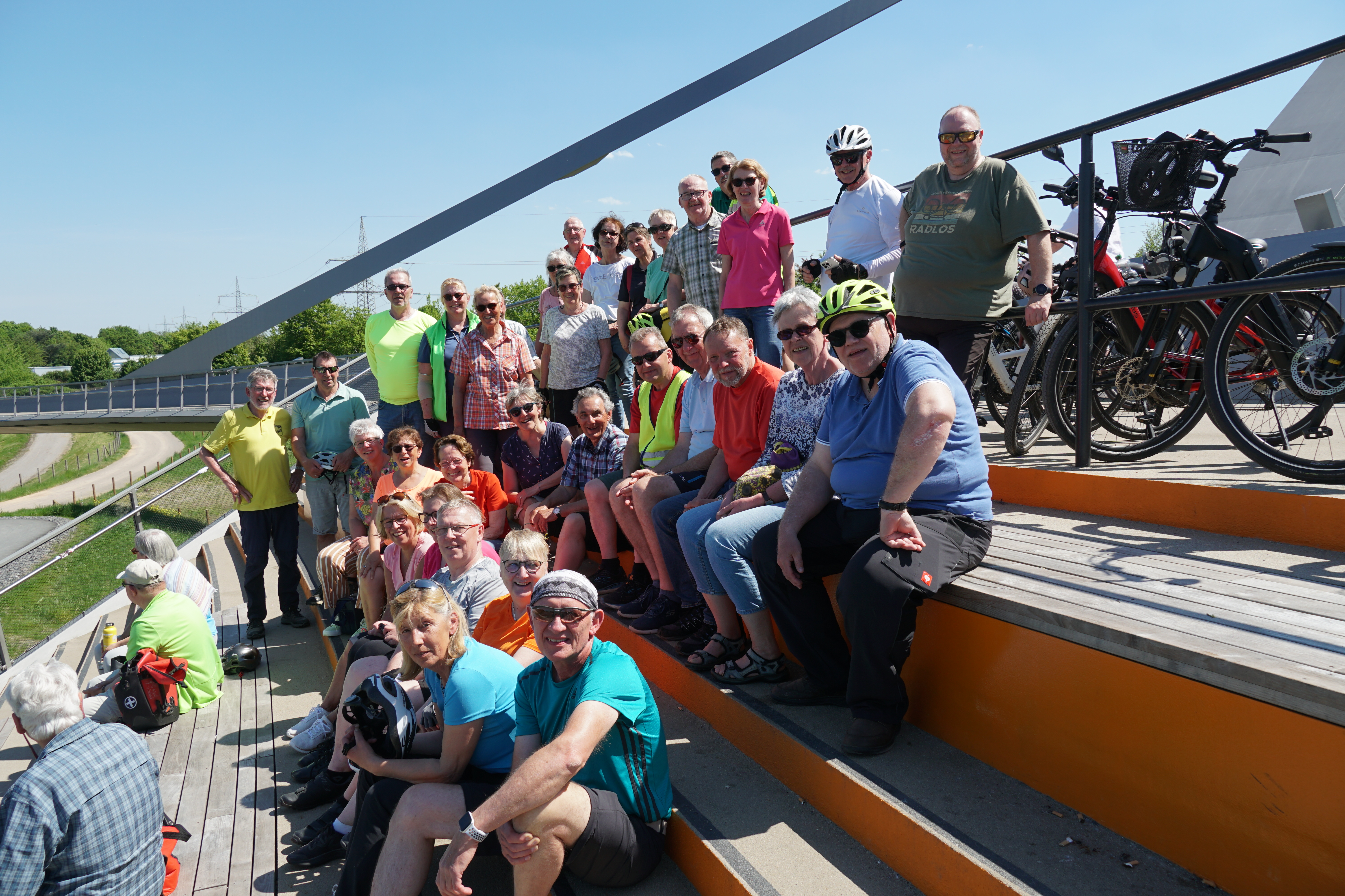Die Radlergruppe auf der Brücke Emschersprung. Die Radlergruppe auf der Brücke Emschersprung.