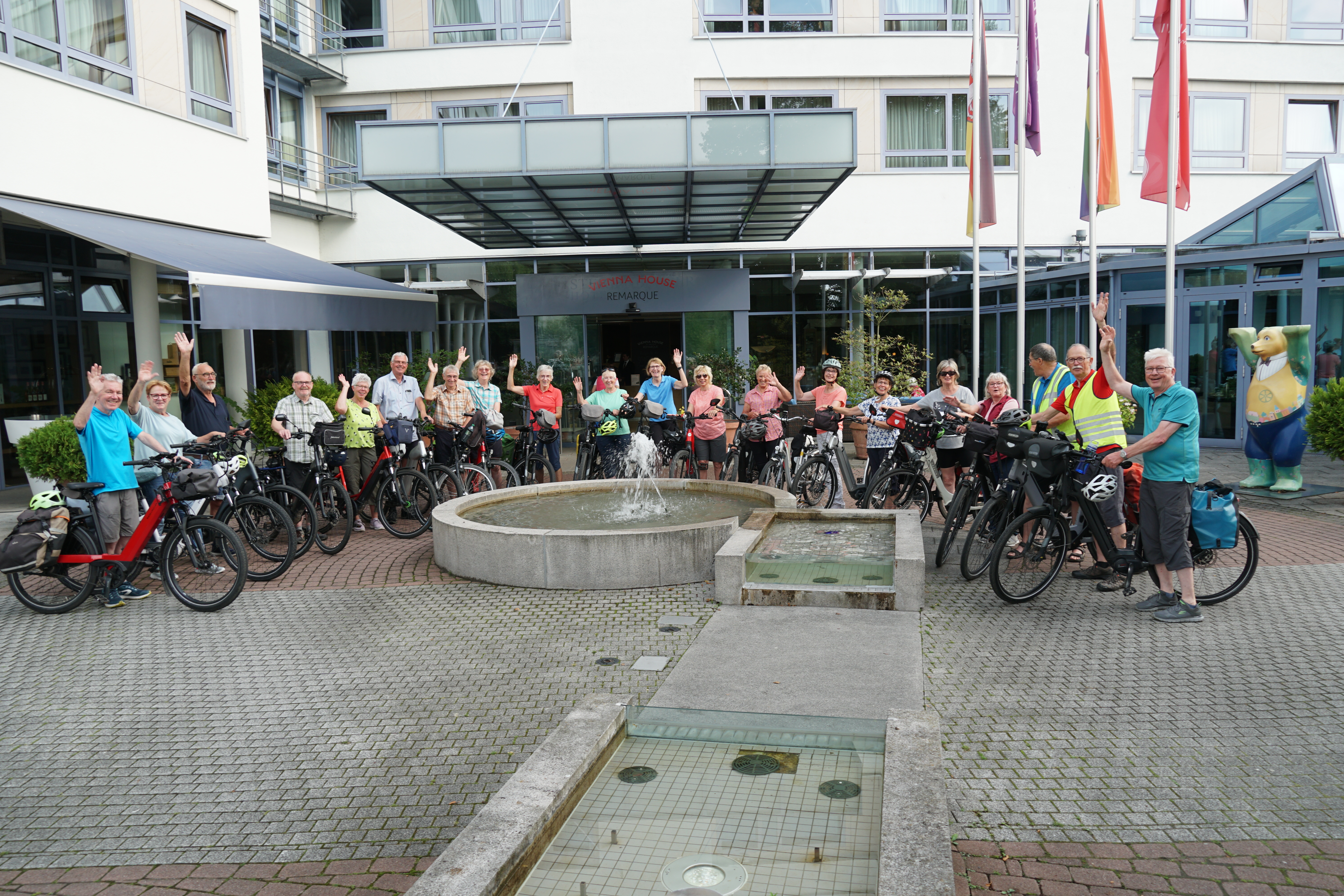 Die Radgruppe vor dem Hotel Vienna House by Wyndham Remarque in Osnabrück.