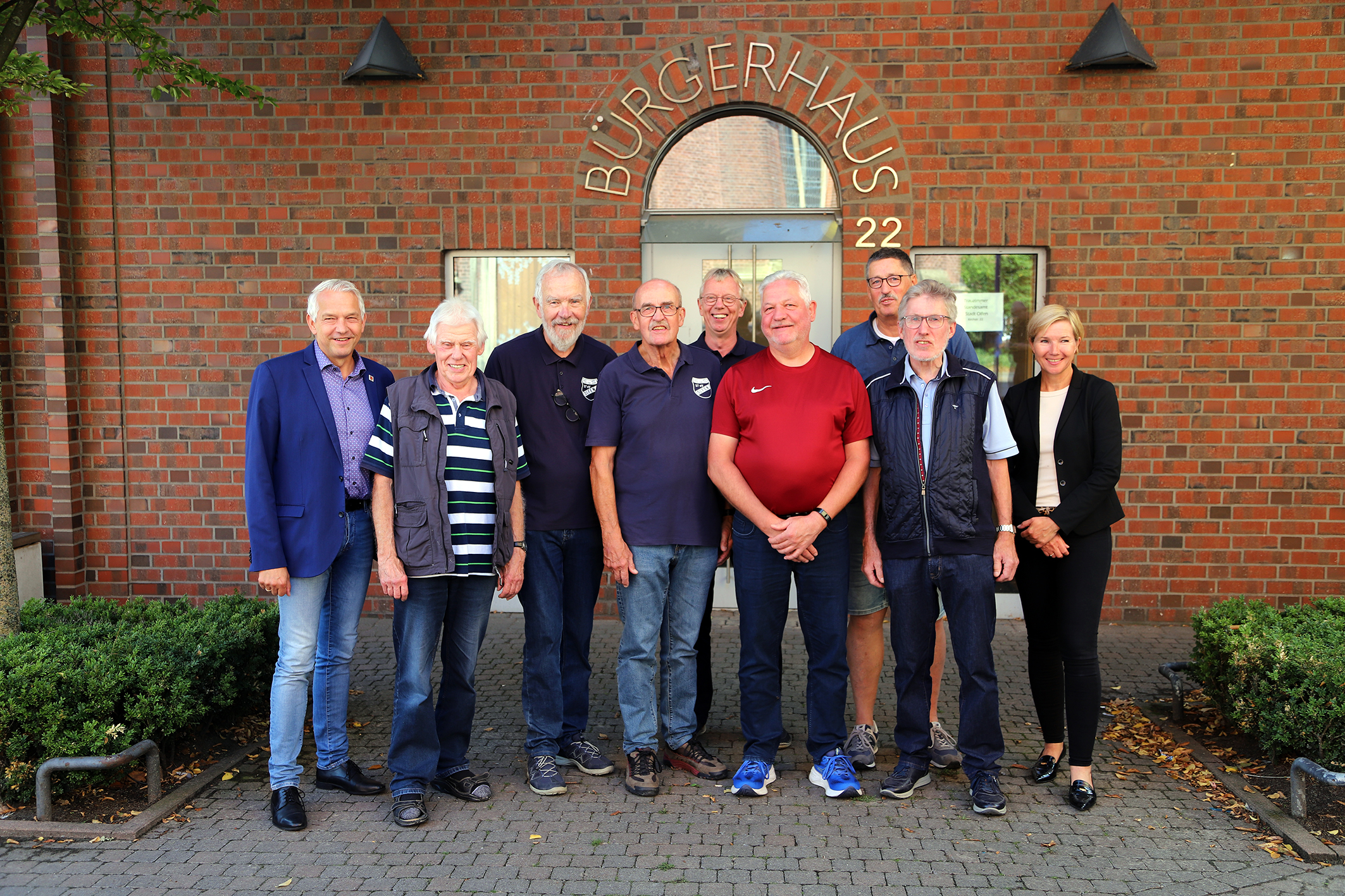 Die fleißigsten Radler des Siegerteams von links nach rechts: Bürgermeister Willi Sendermann, Bernhard Dirkmann, Heiner Dieckmann, Hubertus Schürjann, Werner Sander, Franz-Josef Pötter, Norbert Heinrichs und Daniela Becker (Stadt Olfen) Die fleißigsten Radler des Siegerteams von links nach rechts: Bürgermeister Willi Sendermann, Bernhard Dirkmann, Heiner Dieckmann, Hubertus Schürjann, Werner Sander, Franz-Josef Pötter, Norbert Heinrichs und Daniela Becker (Stadt Olfen)