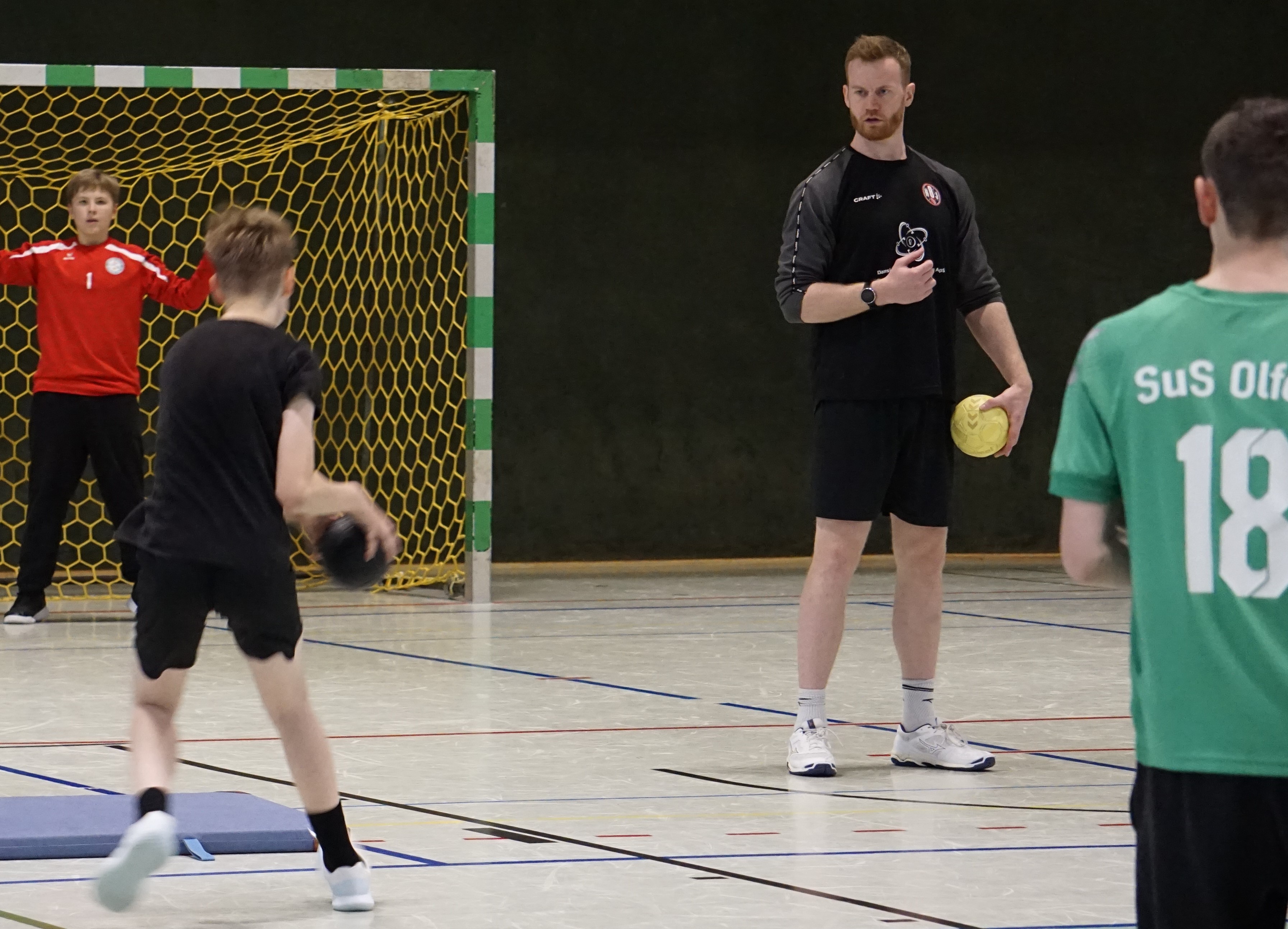 Neben dem eigenen Wurfbild ist vor allem die Körpertäuschung von Gegenspielern Thema des besonderen Trainings. Neben dem eigenen Wurfbild ist vor allem die Körpertäuschung von Gegenspielern Thema des besonderen Trainings.